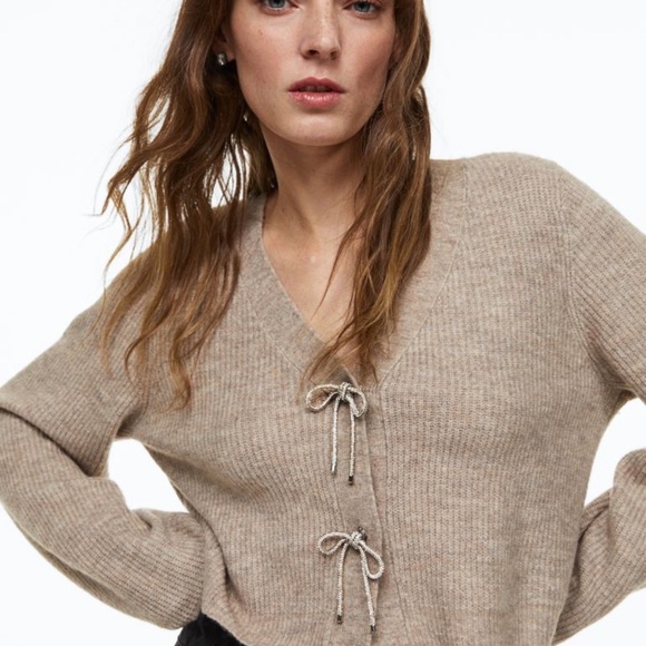 💥LAST ONE💥 NWT H&M Rhinestone bow cardigan in taupe - Picture 3 of 6